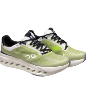 Los zapatos On Cloud Surfer Ligth Green ofrecen un estilo casual liviano con una parte superior de punto transpirable y una suela cómoda.