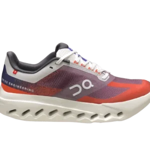 Los zapatos On Cloud Surfer Purple and Reddish presentan un tejido ligero con suela cómoda y un contraste de colores llamativo.