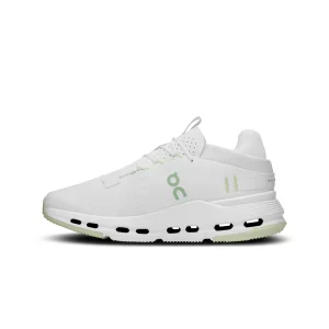 En Cloudnova White Sage Shoes, unas zapatillas elegantes y modernas con gran comodidad para uso urbano.