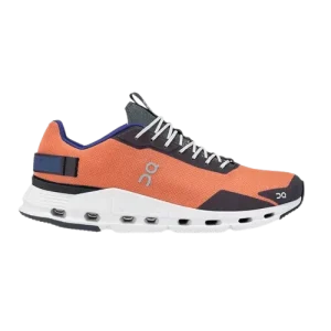 En Cloudnova White and Orange Shoes, una zapatilla de estilo de vida con gran comodidad y un atrevido tacón naranja.